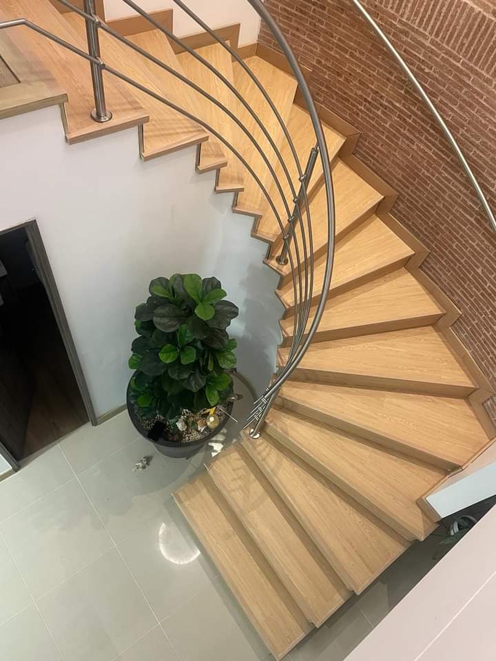 Escalera de madera a medida en Medellín